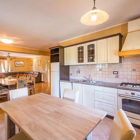 Dino I Karla, A Spacious And Beautiful In A Calm Village Gradisce (Istria)