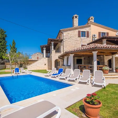 펜션 Dino I Karla, A Spacious And Beautiful In A Calm Village Gradisce (Istria)